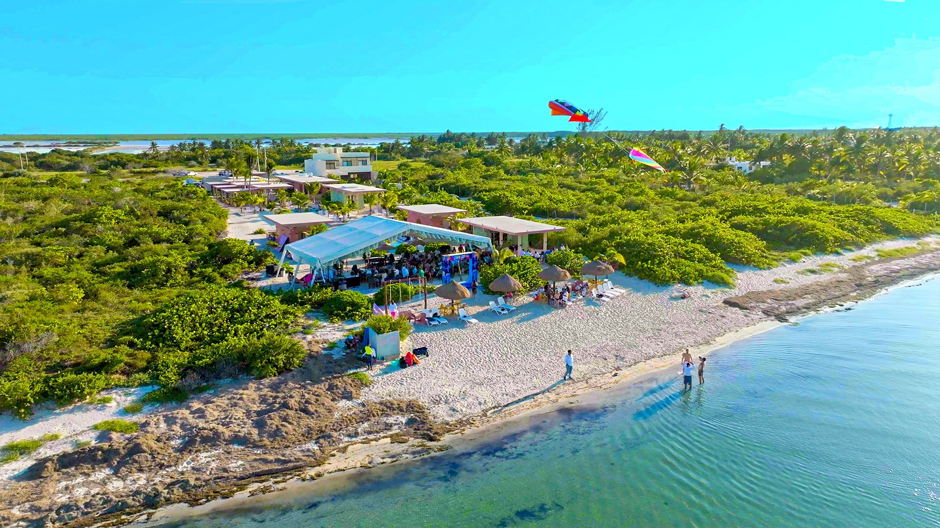 Vista panorámica del Infinity Pool en Komunah Beach Club al atardecer